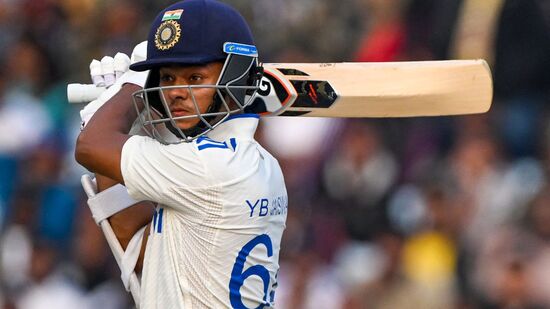 Yashasvi Jaiswal: ఇంగ్లండ్ తో నాలుగో టెస్ట్ రెండో ఇన్నింగ్స్ లో 37 రన్స్ చేసిన యశస్వి.. కోహ్లి రికార్డును కూడా సమం చేశాడు. ఇంగ్లండ్ పై ఒక టెస్టు సిరీస్ లో అత్యధిక పరుగులు చేసిన విరాట్ కోహ్లి (655) సరసన యశస్వి నిలిచాడు. ఐదో టెస్టులో ఈ రికార్డును బ్రేక్ చేయడంతోపాటు గవాస్కర్ తర్వాత ఒక సిరీస్ లో 700కుపైగా రన్స్ చేసిన బ్యాటర్ గా నిలిచిన రెండో ఇండియన్ గా నిలిచే రికార్డుపై కన్నేశాడు.