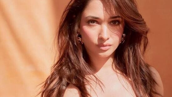 Tamannaah Bhatia Hot Pics: ఈ ఆరెంజ్ స్ట్రాప్‌లెస్ గౌన్ లో తమన్నా చాలా హాట్ గా కనిపించింది. డిఫరెంట్ స్టైల్స్ లో పోజులిచ్చి అలరించింది.