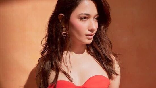 Tamannaah Bhatia Hot Pics: ఇది ఆరెంజ్ కాదు.. రెడ్ అని అనుకుంటున్న వారి కోసం రెండు నిమిషాల మౌనం అనే క్యాప్షన్ తో తమన్నా ఈ ఫొటోలు పోస్ట్ చేయడం విశేషం.