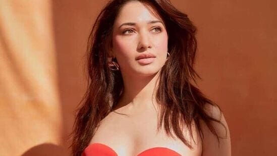 Tamannaah Bhatia Hot Pics: తమన్నా ఈ హాట్ ఫొటోలను ఆమె బాయ్ ఫ్రెండ్ విజయ్ వర్మతోపాటు సమంత, కాజల్, కంగనా, తాప్సీ, అనన్య పాండే, అనసూయలాంటి సెలబ్రిటీలు లైక్ చేశారు.