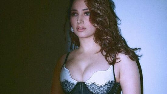 Tamannaah Bhatia Hot Pics: తమన్నా ఈ మధ్య కాలంలో వెబ్ సిరీస్ లలో రెచ్చిపోయి నటించడంతోపాటు విజయ్ వర్మతో చెట్టాపట్టాలేసుకొని తిరగడం, సోషల్ మీడియాలో హాట్ ఫొటోలతో వార్తల్లో నిలుస్తోంది.