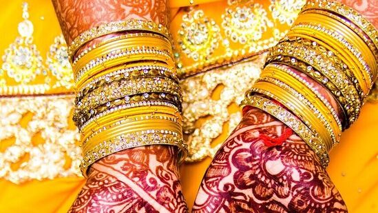 అమరావతి (విజయవాడ)లో 10 గ్రాముల పసిడి (22క్యారెట్లు) ధర రూ. 57,590గా ఉంది. 24 క్యారెట్ల గోల్డ్ ప్రైజ్ రూ. 62,830 ఉంది. కేజీ వెండి ధర రూ. 76,300గా ఉంది. అమరావతి (విజయవాడ)లో 10 గ్రాముల పసిడి (22క్యారెట్లు) ధర రూ. 57,590గా ఉంది. 24 క్యారెట్ల గోల్డ్ ప్రైజ్ రూ. 62,830 ఉంది. కేజీ వెండి ధర రూ. 76,300గా ఉంది.