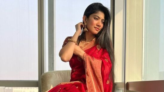 తండేల్‌తో ఏడాది గ్యాప్ త‌ర్వాత టాలీవుడ్‌లోకి రీఎంట్రీ ఇస్తోంది సాయిప‌ల్ల‌వి. ల‌వ్ స్టోరీ త‌ర్వాత నాగ‌చైత‌న్య‌, సాయిప‌ల్ల‌వి జంట‌గా న‌టిస్తోన్న ఈ మూవీకి చందూ మొండేటి ద‌ర్శ‌క‌త్వం వ‌హిస్తున్నాడు.