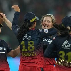 <p>WPL 2024 Points Table: డబ్ల్యూపీఎల్ 2024లో వరుసగా రెండో విజయం సాధించింది స్మృతి మంధానా కెప్టెన్సీలోని రాయల్ ఛాలెంజర్స్ బెంగళూరు (ఆర్సీబీ) టీమ్. గుజరాత్ జెయింట్స్ పై 8 వికెట్లతో గెలిచింది. దీంతో పాయింట్ల టేబుల్లో టాప్ లోకి దూసుకెళ్లింది.</p>