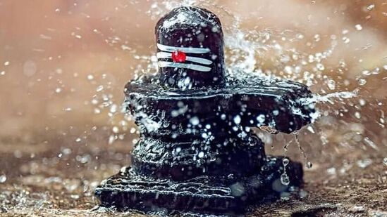 పురాణాల ప్రకారం, శివలింగం లేదా శివుని విగ్రహం ఎల్లప్పుడూ ఇంట్లో ఈశాన్య ముఖంగా ఉండాలి. ఇలా చేస్తే శివుని అనుగ్రహం లభిస్తుంది. శివలింగాన్ని ఈశాన్య మూలన ఉంచితే ప్రమాదాలు రాకుండా ఉంటాయి. శివలింగాన్ని ఉంచే బలిపీఠాన్ని శుభ్రం చేసి అప్పుడు శివలింగాన్ని ఉంచాలి.