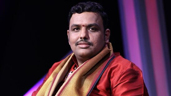 బ్రహ్మశ్రీ చిలకమర్తి ప్రభాకర చక్రవర్తి శర్మ, మొబైల్‌ : 9494981000