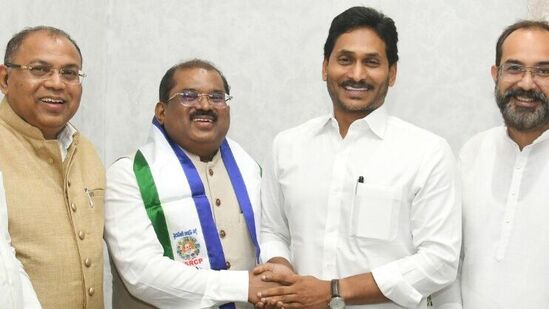 వైసీపీలో చేరిన ఐఏఎస్‌ అధికారి ఇంతియాజ్‌