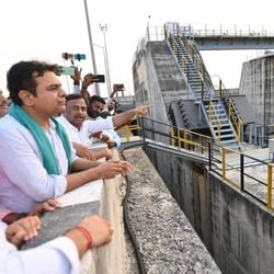 <p>నాగార్జున సాగ‌ర్, శ్రీశైలంలోనూ లీకేజ్‌లు వ‌చ్చాయని గుర్తు చేశారు కేటీఆర్. సాగ‌ర్, శ్రీశైలంలో వ‌చ్చిన లీకేజ్‌ల‌ను తాము రాజకీయం చేయ‌లేదు. నిపుణుల స‌ల‌హాలు తీసుకుని మేడిగ‌డ్డ‌ను పున‌రుద్ధ‌రించాల‌ని కోరుతున్నాం అని చెప్పారు.</p>