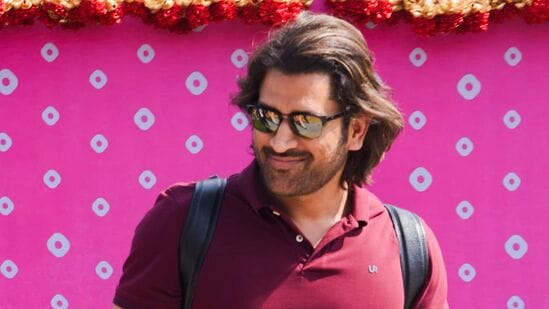 అనంత్ అంబానీ, రాధికా మర్చంట్ మూడు రోజుల ప్రీ వెడ్డింగ్ వేడుకల కోసం గుజరాత్ లోని జామ్ నగర్ కు చేరుకున్న క్రికెట్ తారల్లో ఎంఎస్ ధోనీ కూడా ఉన్నారు.&nbsp;