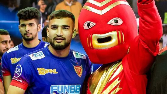 PKL Season 10 Top 5 Riders: ప్రొ కబడ్డీ లీగ్ సీజన్ 10 బెస్ట్ రైడర్ గా దబంగ్ ఢిల్లీ టీమ్ కు చెందిన ఆషూ మాలిక్ నిలిచాడు. అతడు ఈ సీజన్ లో ఏకంగా 276 రెయిడ్ పాయింట్లు సాధించాడు. <p>PKL Season 10 Top 5 Riders: ప్రొ కబడ్డీ లీగ్ సీజన్ 10 బెస్ట్ రైడర్ గా దబంగ్ ఢిల్లీ టీమ్ కు చెందిన ఆషూ మాలిక్ నిలిచాడు. అతడు ఈ సీజన్ లో ఏకంగా 276 రెయిడ్ పాయింట్లు సాధించాడు.</p>