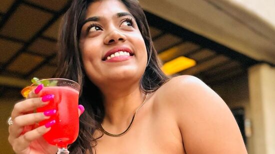 2018 సంవత్సరంలో స్టార్ మా ఛానెల్‌లో జరిగిన యాంకర్ ప్రదీప్ మాచిరాజు పెళ్లి చూపులు షో ద్వారా క్రేజ్ తెచ్చుకుంది రీతూ చౌదరి.&nbsp;&nbsp;