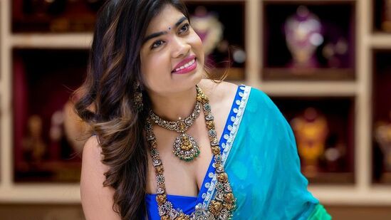 మౌనమే ఇష్టం సినిమాతో టాలీవుడ్‌లో ఎంట్రీ ఇచ్చిన రీతూ చౌదరి ఉప్పెన మూవీలో సైతం కనిపించింది.&nbsp;&nbsp;