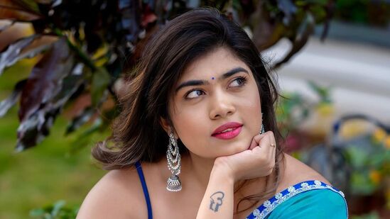 జబర్దస్త్, శ్రీదేవి డ్రామా కంపెనీ షోలతో తెలుగు రాష్ట్రాల్లో పాపులర్ అయింది బ్యూటిఫుల్ రీతూ చౌదరి.&nbsp;