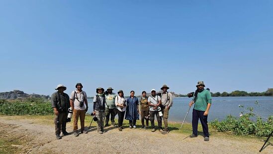 దిల్లీ నుంచి అతుల్ జైన్, హరీష్ తంగరాజ్, నీతూ ఎస్ తదితరులు దేశ రాజధాని నుంచి వరంగల్ చేరుకున్నారు.అనంతరం స్పేర్ వింగ్డ్ లాప్వింగ్ ని చూడడానికి అమ్మవారిపేటకు వచ్చారు. &nbsp;