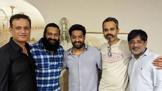 ఎన్టీఆర్‌, ప్ర‌శాంత్ నీల్ కాంబోలో తెర‌కెక్కుతోన్న ఈ మూవీ ఏప్రిల్‌లో సెట్స్‌పైకి రానున్న‌ట్లు స‌మాచారం. ఎన్టీఆర్ హీరోగా న‌టిస్తోన్న 31వ మూవీ ఇది.&nbsp;