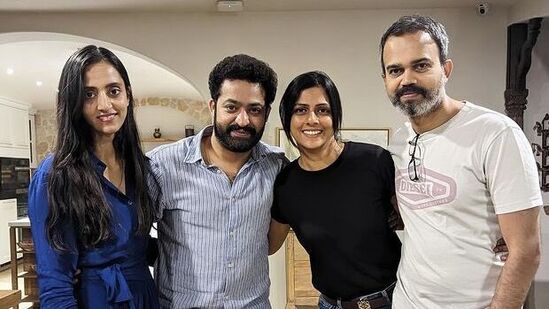 ఈ ఫొటోల్లో ఎన్టీఆర్ స‌తీమ‌ణి ల‌క్ష్మిప్ర‌ణ‌తి తో పాటు ప్ర‌శాంత్ నీల్ వైఫ్ లిఖిత నీల్‌, రిష‌బ్ శెట్టి భార్య &nbsp;ప్ర‌గ‌తి శెట్టి కూడా క‌నిపించారు.&nbsp;