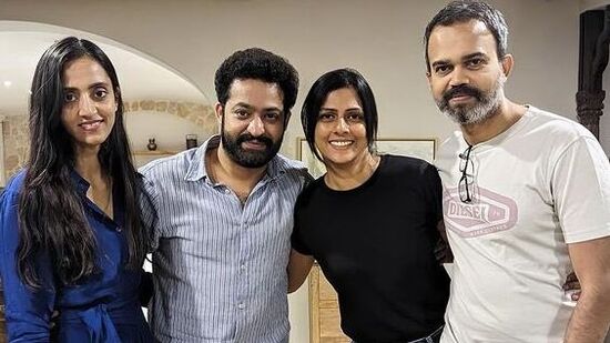దేవ‌ర త‌ర్వాత త‌న నెక్స్ట్ మూవీని డైరెక్ట‌ర్ ప్ర‌శాంత్ నీల్‌తో చేయ‌బోతున్నాడు ఎన్టీఆర్‌. యాక్ష‌న్ ఎంట‌ర్‌టైన‌ర్‌గా తెర‌కెక్కుతోన్న ఈ మూవీని మైత్రీ మూవీ మేక‌ర్స్ నిర్మిస్తోంది.&nbsp;