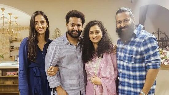 ఈ ఫొటోల్లో ఎన్టీఆర్ స‌తీమ‌ణి ల‌క్ష్మిప్ర‌ణ‌తి తో పాటు ప్ర‌శాంత్ నీల్ వైఫ్ లిఖిత నీల్‌, రిష‌బ్ శెట్టి భార్య &nbsp;ప్ర‌గ‌తి శెట్టి కూడా క‌నిపించారు.&nbsp;