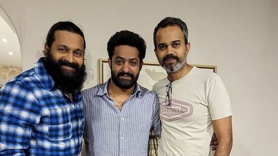 శుక్ర‌వారం ఎన్టీఆర్ బెంగ‌ళూరు వెళ్లాడు. ప్ర‌శాంత్‌నీల్‌, రిష‌బ్‌శెట్టిల‌ను క‌లుసుకున్నాడు. బెంగ‌ళూరు డైరీస్ పేరుతో ఎన్టీఆర్ పోస్ట్ చేసిన ఫొటోలు సోష‌ల్ మీడియాలోవైర‌ల్ అవుతోన్నాయి.&nbsp;