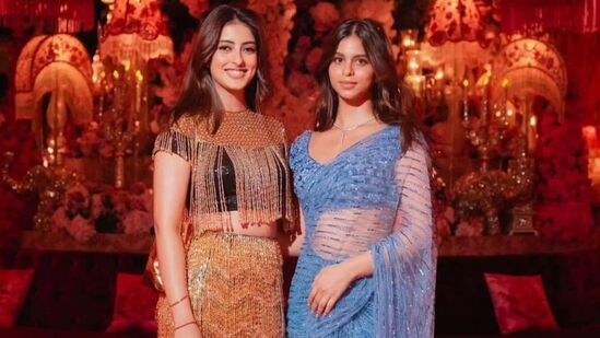 ఈ కార్యక్రమానికి సుహానా ఖాన్ తన కుటుంబ సభ్యులతో కలిసి హాజరయ్యారు. ఈ కార్యక్రమానికి ఆమె నీలం రంగు చీర, మ్యాచింగ్ బ్లౌజ్ ధరించింది. సుహానా, ఆమె స్నేహితురాలు నవ్య నంద కూడా కెమెరాకు డిఫరెంట్ ఫోజులు ఇచ్చారు. నలుపు, బంగారు రంగు దుస్తుల్లో నవ్య కనిపించింది.