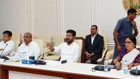 ఈ వారం, పది రోజుల్లో రోజూ కొంత మొత్తం చొప్పున నిధులు జమ చేస్తూ ప్రక్రియను పూర్తి చేసే అవకాశం ఉంది. అయితే ఎన్ని ఎకరాలలోపు ఉన్న వారికి ఈ నిధులను జమ చేస్తారనే విషయంపై క్లారిటీ రావాల్సి ఉంది.&nbsp;
