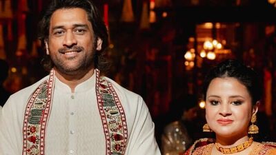 Celebrities at Ambanis Wedding: టీమిండియా మాజీ కెప్టెన్ ఎమ్మెస్ ధోనీ తన భార్య సాక్షి కూడా ట్రెడిషనల్ లుక్ లో కనిపించారు.