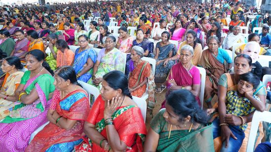 ఆదిలాబాద్ బహిరంగ సభకు తరలి వచ్చిన మహిళలు