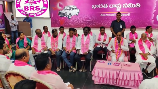 లోక్ సభ ఎన్నికలపై (Lok Sabha Elections)దృష్టి పెట్టిన కేసీఆర్... పార్లమెంట్‌ నియోజకవర్గాల వారీగా &nbsp;ముఖ్య నేతలతో వరుస భేటీలు నిర్వహిస్తున్నారు. ఆదివారం కరీంనగర్‌, పెద్దపల్లి పార్లమెంట్‌ నియోజకవర్గాలకు చెందిన నేతలతో సమావేశం నిర్వహించారు.&nbsp;