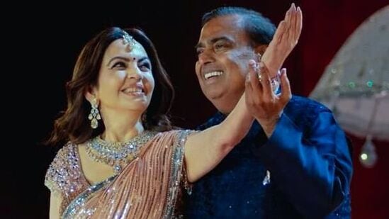 కుమారుడు అనంత్ అంబానీ, రాధికా మర్చంట్ ప్రీ వెడ్డింగ్ సెలబ్రేషన్స్ లో డాన్య్ చేసిన ముకేశ్ అంబానీ, నీతా అంబానీ దంపతులు.
