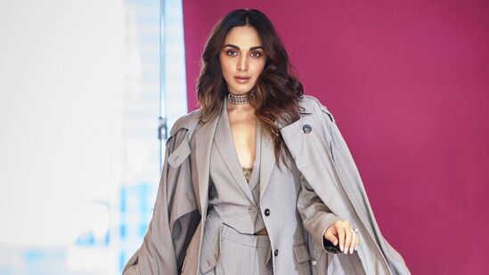 ఎన్టీఆర్ బాలీవుడ్ డెబ్యూ మూవీ వార్ 2లో కియారా అద్వానీ ఓ హీరోయిన్‌గా న‌టిస్తోంది. ఈ యాక్ష‌న్ మూవీలో హృతిక్ రోష‌న్ మ‌రో హీరోగా క‌నిపించ‌బోతున్నాడు.&nbsp;