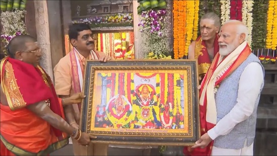ఆలయ అధికారులు ప్రధాని మోదీకి అమ్మవారి చిత్రపటాన్ని అందజేశారు.&nbsp;
