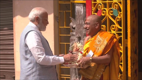 సికింద్రాబాద్ ఉజ్జయిని మహంకాళి ఆలయం వద్దకు చేరుకున్న ప్రధాని మోదీకి అర్చకులు, వేదపండితులు పూర్ణ కుంభంతో ఘనస్వాగతం పలికారు.&nbsp;
