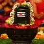 హిందువుల అతి పెద్ద పండుగలలో మహాశివరాత్రి ఒకటి. మార్చి 8వ తేదీ శుక్రవారం మహాశివరాత్రి జరుపుకుంటారు. భక్తులు ఈ రోజు శివుని నిండు భక్తితో పూజిస్తారు. మహాశివరాత్రి రోజు శివ భక్తులకు చాలా ప్రత్యేకం. భారతదేశంలోని అనేక ప్రాంతాలలో మహాశివరాత్రిని ఎంతో భక్తి, ఉత్సాహంతో జరుపుకుంటారు. <p>హిందువుల అతి పెద్ద పండుగలలో మహాశివరాత్రి ఒకటి. మార్చి 8వ తేదీ శుక్రవారం మహాశివరాత్రి జరుపుకుంటారు. భక్తులు ఈ రోజు శివుని నిండు భక్తితో పూజిస్తారు. మహాశివరాత్రి రోజు శివ భక్తులకు చాలా ప్రత్యేకం. భారతదేశంలోని అనేక ప్రాంతాలలో మహాశివరాత్రిని ఎంతో భక్తి, ఉత్సాహంతో జరుపుకుంటారు.</p>