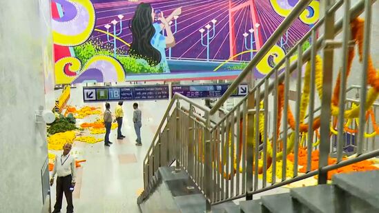ఈ మెట్రో రూట్ నది గర్భంలో నడిచే తొలి రవాణా సొరంగంగా గుర్తింపు పొందింది.