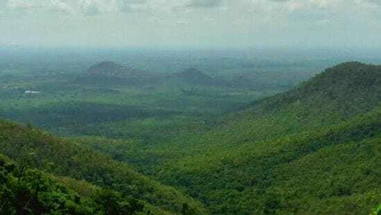 బి.ఆర్.హిల్స్: మైసూరులోని చామరాజనగర్ సమీపంలో గల బిలిగిరిరంగన కొండను బి.ఆర్.హిల్స్ గా పిలుస్తారు. తూర్పు కనుమలను పశ్చిమ కనుమలతో కలిపే ప్రదేశం కూడా ఇది. పచ్చని హిల్ స్టేషన్, బిలిగిరి రంగస్వామి ఆలయం మరియు వన్యప్రాణుల అభయారణ్యంకు ప్రసిద్ధి చెందింది. నది రాఫ్టింగ్, కోరకిల్ బోట్ రైడ్ లను ఇక్కడ ఆస్వాదించవచ్చు. ఎందుకంటే కావేరీ, కపిల నదులు కొండ ప్రాంతంలో ప్రవహిస్తాయి. ఈ ప్రదేశాన్ని సందర్శించడానికి ఉత్తమ సమయం అక్టోబర్ నుండి మే వరకు.&nbsp;