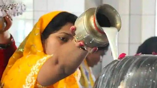 మహాశివరాత్రిని మార్చి 8 శుక్రవారం జరుపుకోనున్నారు. భక్తులు ఈ రోజు శివుని నిండు భక్తితో పూజిస్తారు. శివ భక్తులకు ఈ రోజు చాలా ప్రత్యేకం. భారతదేశంలోని అనేక ప్రాంతాలలో ఘనంగా శివరాత్రి వేడుకలు జరుగుతాయి.&nbsp;