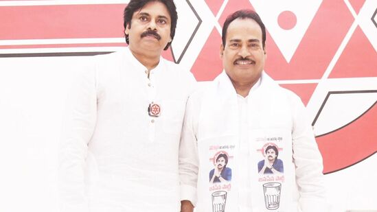 పవన్ కళ్యాణ్‌ సమక్షంలో జనసేనలో చేరిన ఆరణి శ్రీనివాసులు