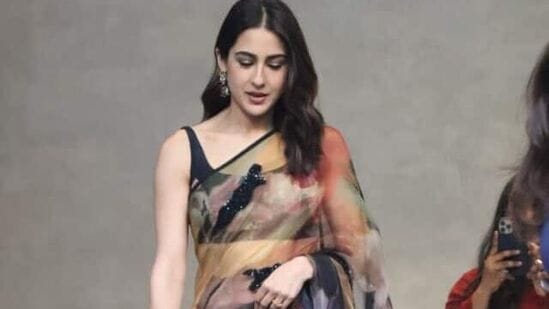 Sara Ali Khan in Saree: ఓ ఈవెంట్ కు వచ్చిన సారా.. ఇలా కెమెరాలకు పోజులిచ్చింది. సింపుల్ చీరలో ఆమె అందం రెట్టింపైంది.