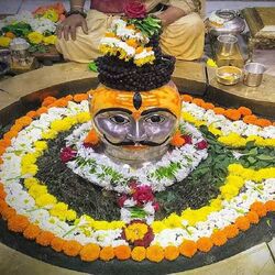 <p>సనాతన ధర్మంలో మహాశివరాత్రికి ప్రత్యేక ప్రాముఖ్యత ఉంది. ప్రతి సంవత్సరం మహాశివరాత్రిని ఎంతో ఉత్సాహంగా జరుపుకుంటారు. ఈ ఏడాది మార్చి 8న మహాశివరాత్రి ఉత్సవాలు జరుగుతున్నాయి. ఈ రోజున భక్తులు ఉపవాసం ఉండి శివుని ఆశీస్సులు పొందడానికి పూజలు చేస్తారు. ఈ రోజున చేసే కొన్ని పూజలు మీ ఆర్థిక పురోగతికి బాటలు పరుస్తాయి.</p>