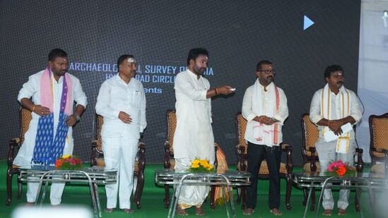 కాకతీయుల కళా నైపుణ్యానికి ప్రతీక వరంగల్​ నగరంలోని వేయి స్తంభాల గుడి(Warangal 1000 Pillar Temple). డెవలప్​ మెంట్​ పేరుతో 2006లో ఆలయంలోని కల్యాణ మండపాన్ని తొలగించి, పునరుద్ధరించే పనులు చేపట్టారు. ఆ తర్వాత ప్రభుత్వాలు మారినా అనుకున్న టైంలో వర్క్స్​ కంప్లీట్​ కాలేదు. దాదాపు 17 ఏళ్ల &nbsp;తర్వాత పనులు పూర్తి కావటంతో మార్చి 8వ తేదీన పునఃప్రారంభించారు.