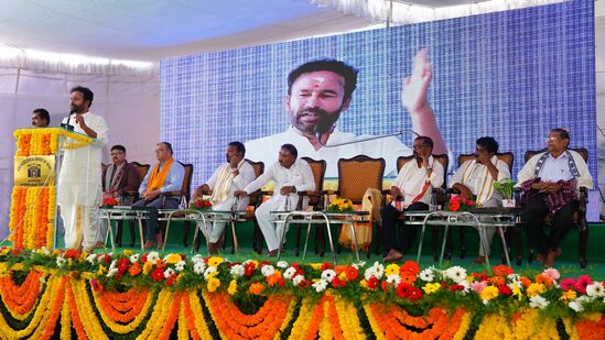 కేంద్రమంత్రి కిషన్ రెడ్డి పునరుద్ధరించిన కల్యాణ మండపాన్ని ప్రారంభించారు. ఈ కార్యక్రమంలో స్థానిక ప్రజాప్రతినిధులు, భక్తులు పాల్గొన్నారు.