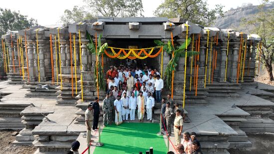 రెండేళ్ల కిందట ములుగు జిల్లా రామప్ప టెంపుల్(Ramappa Temple ) యునెస్కో గుర్తింపు పొందిన క్రమంలో ఉమ్మడి వరంగల్ జిల్లా పర్యటనకు వచ్చిన కేంద్ర పర్యాటక శాఖ మంత్రి కిషన్​ రెడ్డి కల్యాణ మండపం పనులపై ఆరా తీశారు. 2022 ఏప్రిల్ 26న కేంద్ర ప్రభుత్వ టూరిజం, ఇతర శాఖల అధికారులతో కలిసి వెయ్యి స్తంభాల గుడిని సందర్శించారు. కల్యాణ మండపం తిరిగి నిర్మించే బాధ్యత తనదేనని మాటిచ్చి, దాని ప్రకారం గతంలో ఖర్చయిన నిధులతో సంబంధం లేకుండా మరో రూ.15 కోట్లు మంజూరు చేశారు. ఆ తరువాత స్థపతి శివకుమార్​ ఆధ్వర్యంలో 70 మంది శిల్పులు పనులు మళ్లీ మొదలుపెట్టారు. రెండేళ్ల పాటు నిరంతరం శ్రమించి, కల్యాణ మండపానికి రూపం తీసుకువచ్చారు.&nbsp;