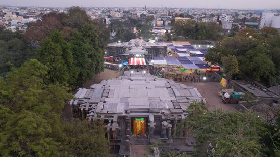 &nbsp;ఆ తరువాత స్థపతి శివకుమార్​ ఆధ్వర్యంలో 70 మంది శిల్పులు పనులు మళ్లీ మొదలుపెట్టారు. రెండేళ్ల పాటు నిరంతరం శ్రమించి, కల్యాణ మండపానికి రూపం తీసుకువచ్చారు.&nbsp;