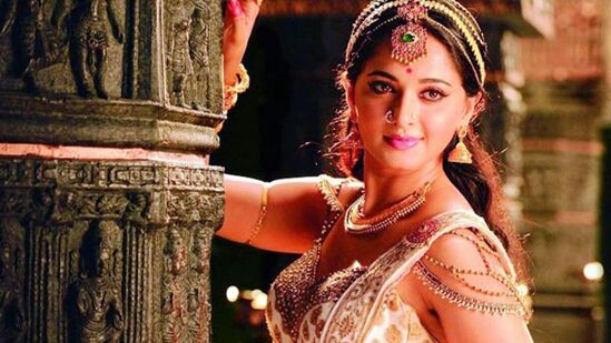 అనుష్క‌కు స్టార్‌డ‌మ్‌ను తీసుకొచ్చిన సినిమాల్లో అరుంధ‌తి ఒక‌టి. కోడి రామ‌కృష్ణ ద‌ర్శ‌క‌త్వంలో హార‌ర్ క‌థాంశంతో తెర‌కెక్కిన ఈ మూవీ 70 కోట్ల క‌లెక్ష‌న్స్ రాబ‌ట్టి ఇండ‌స్ట్రీ హిట్‌ల‌లో ఒక‌టిగా నిలిచింది. మ‌హాన‌టి, రుద్ర‌మ‌దేవి త‌ర్వాత తెలుగులో అత్య‌ధిక క‌లెక్ష‌న్స్ రాబ‌ట్టిన లేడీ ఓరియెంటెడ్ మూవీగా &nbsp;అరుంధ‌తి నిలిచింది.&nbsp;