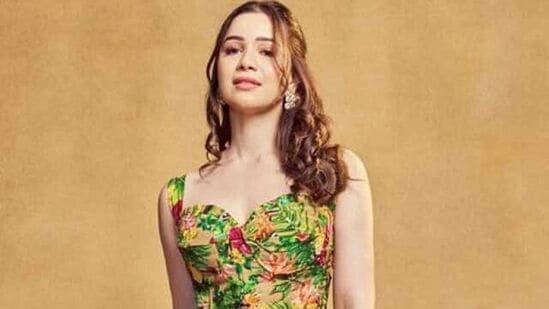 Sara Tendulkar Hot Photos: గ్రీన్ ఫ్లోరల్ ప్రింటెడ్ లాంగ్ డ్రెస్ లో సారా టెండూల్కర్ స్టన్నింగా కనిపించింది