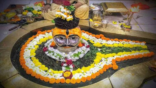 సనాతన ధర్మంలో మహాశివరాత్రికి ప్రత్యేక ప్రాముఖ్యత ఉంది. ప్రతి సంవత్సరం మహాశివరాత్రిని ఎంతో ఉత్సాహంగా జరుపుకుంటారు. ఈ ఏడాది మార్చి 8న మహాశివరాత్రి ఉత్సవాలు జరుగుతున్నాయి. ఈ రోజున భక్తులు ఉపవాసం ఉండి శివుని ఆశీస్సులు పొందడానికి పూజలు చేస్తారు. ఈ రోజున చేసే కొన్ని పూజలు మీ ఆర్థిక పురోగతికి బాటలు పరుస్తాయి.