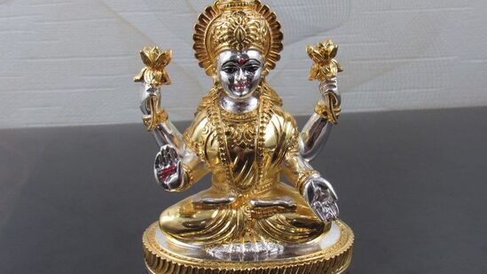ఇంట్లోని కొన్ని వస్తువులు నిండుగా ఉండాలి. అలా ఉంటేనే లక్ష్మీదేవి ఇల్లు వదిలి వెళ్లదని నమ్మకం.