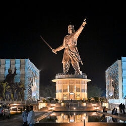 అస్సాంలోని జోర్హాట్ లో 125 అడుగుల 'అహోమ్ జనరల్' లచిత్ బోర్ఫుకాన్ కాంస్య విగ్రహాన్ని ప్రధాని నరేంద్ర మోదీ ఆవిష్కరించారు.&nbsp;