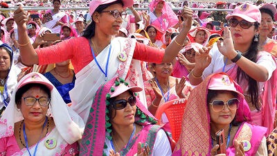 అసోంలోని జోర్హాట్ జిల్లాలో శనివారం ప్రధాని మోదీ పాల్గొన్న కార్యక్రమానికి హాజరైన ప్రజలు