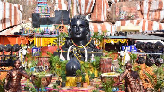 శివరాత్రి సందర్భంగా భక్తులకు స్వాగతం పలుకుతున్నట్లుగా ఏర్పాటుచేసిన శివయ్య విగ్రహం.